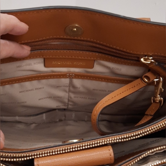 Brown Michael Kors bag - Picture 9 of 14